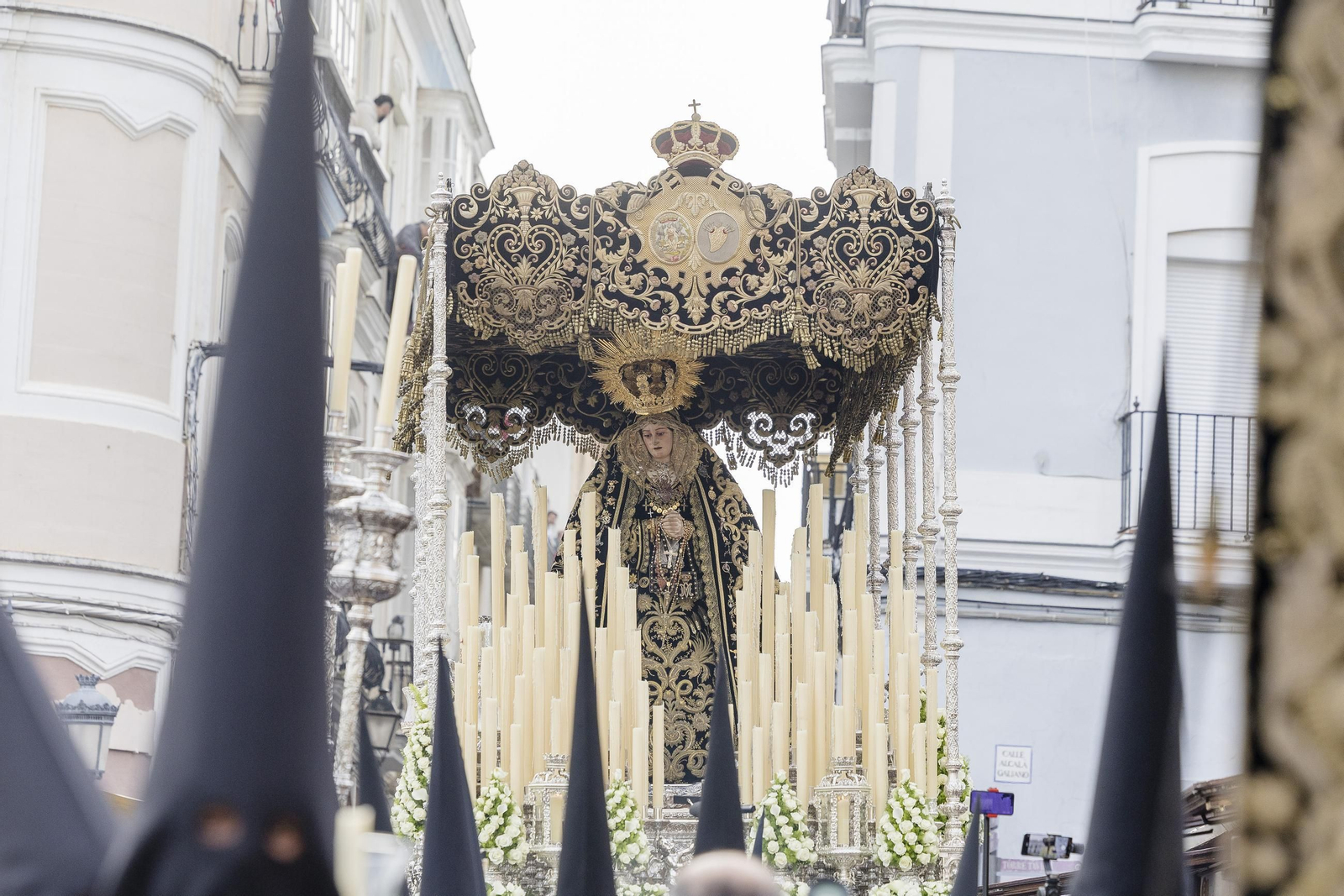 Imágenes de la procesión de la Virgen de los Dolores de Servitas en Cádiz