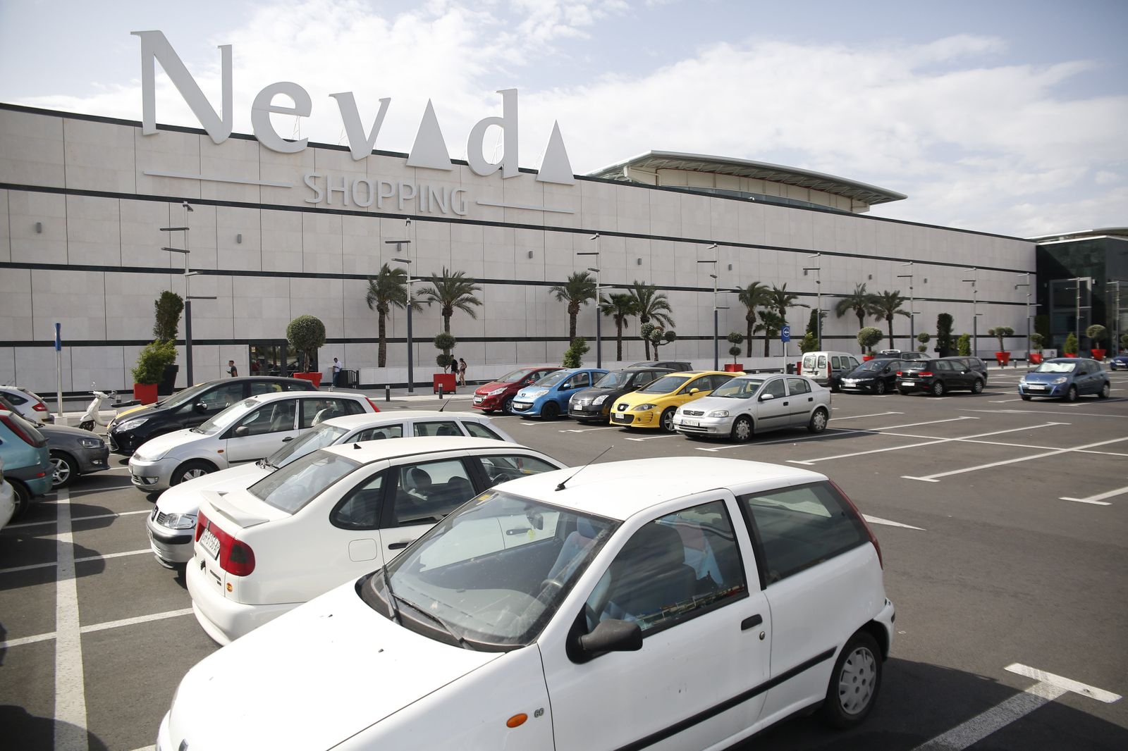 Una de las fachadas del Centro Comercial Nevada, situado en Armilla.