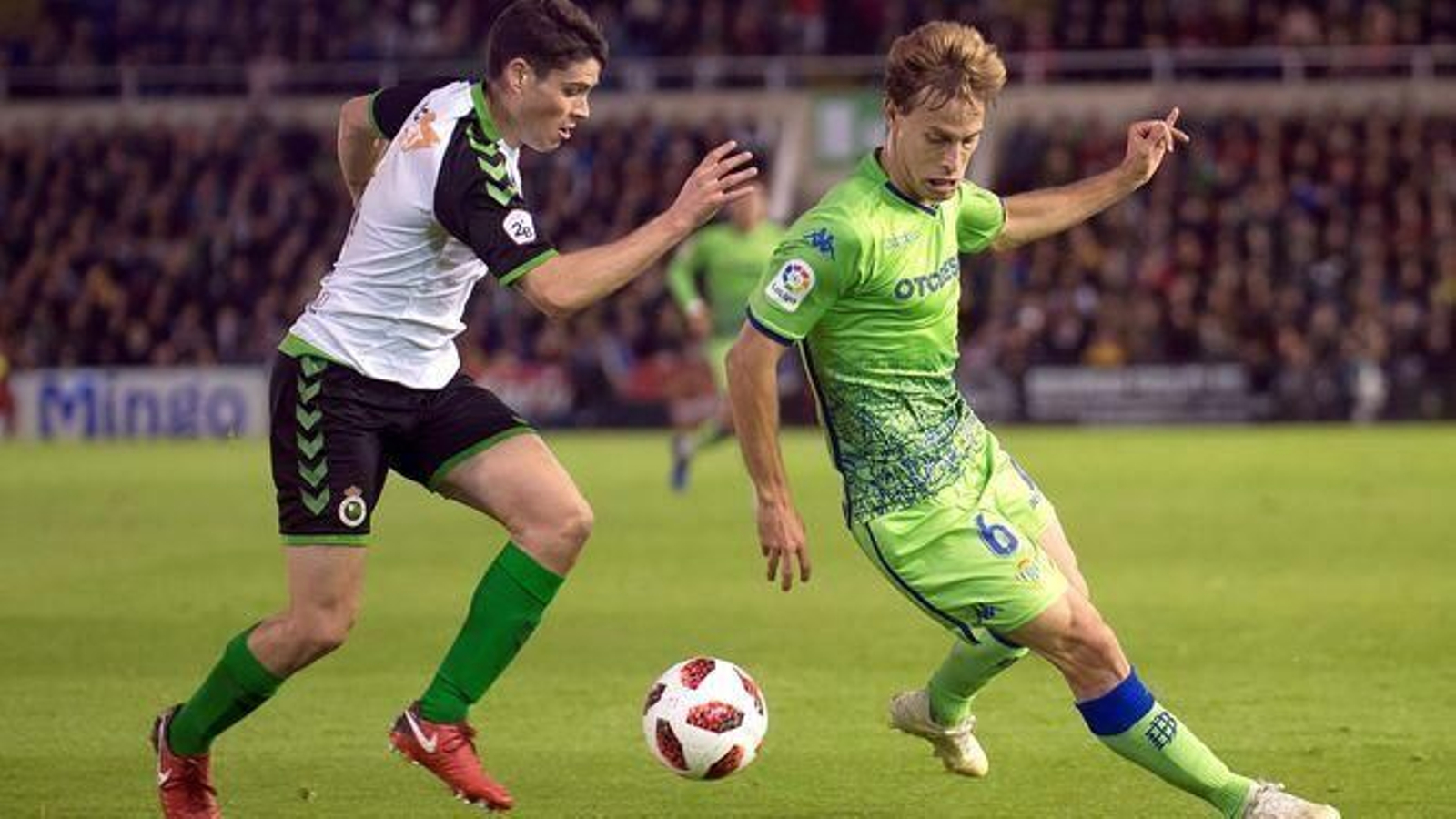 Canales conduce el balón en el partido de ida en El Sardinero.