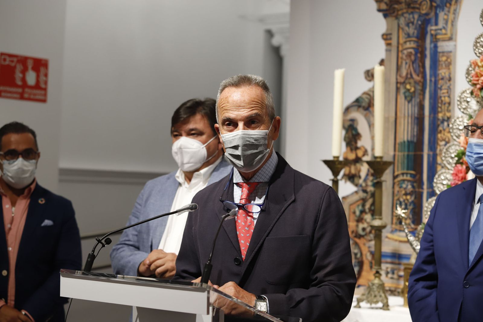 Imágenes de la inauguración de la exposición Regina Roris en la sala de la Fundación Cajasol 'El Comercial'