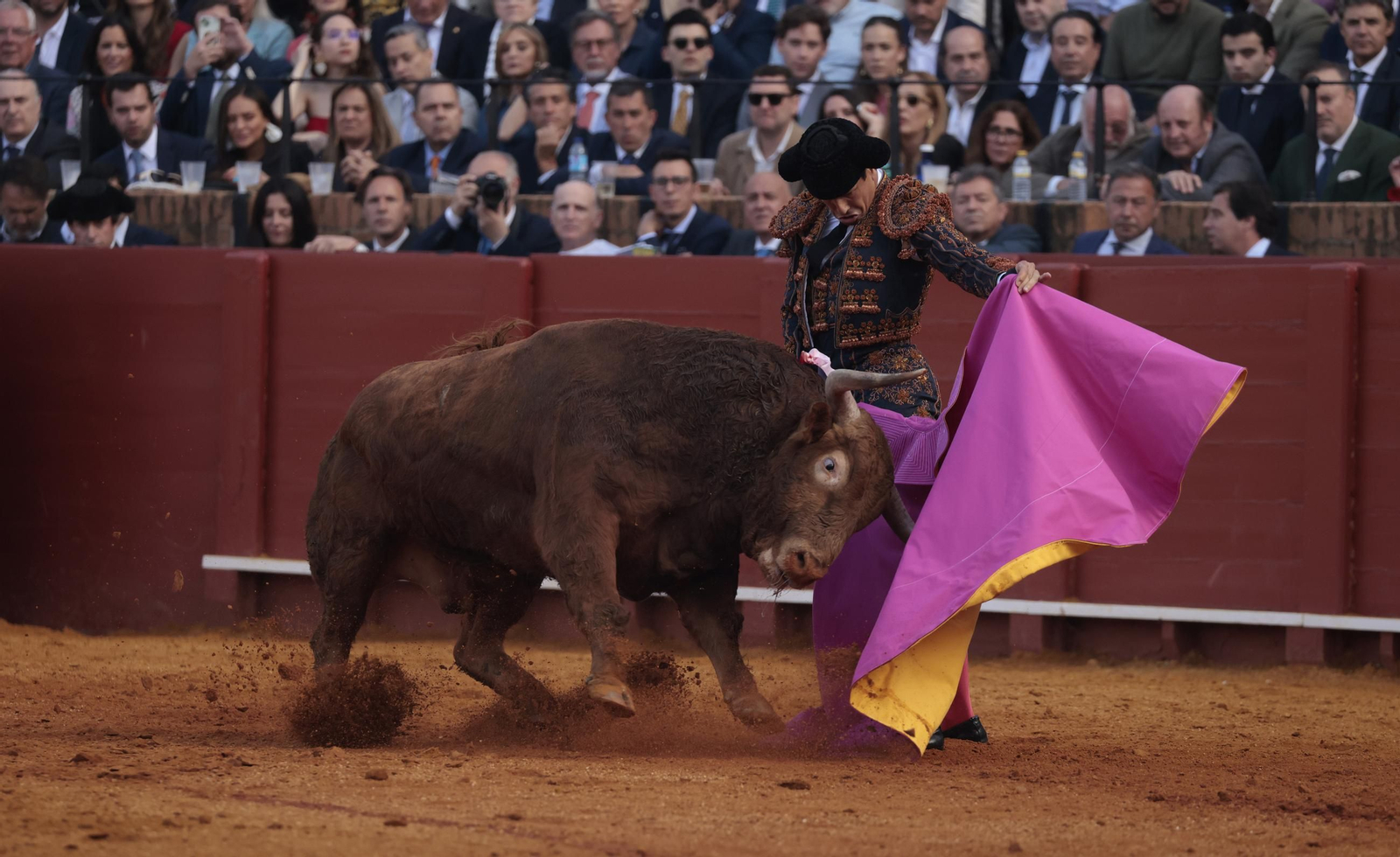 Las imágenes de los toros en Sevilla con Morante de la Puebla, José María Manzanares y Talavante