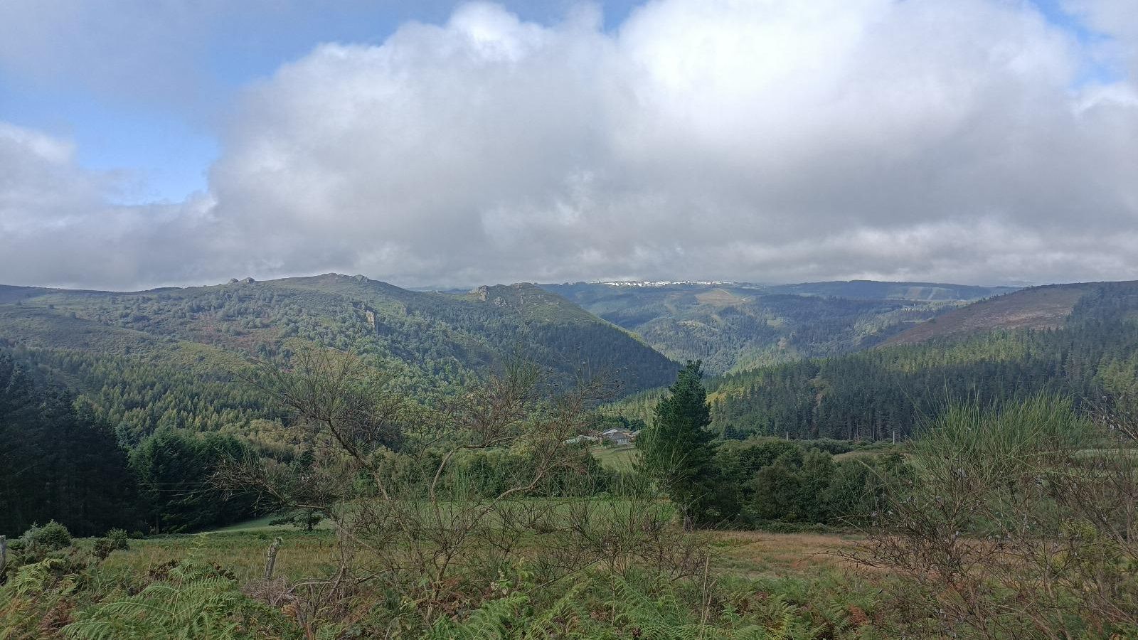 Al fondo, Fonsagrada. Veremos el final a 11 kilómetros de distancia.