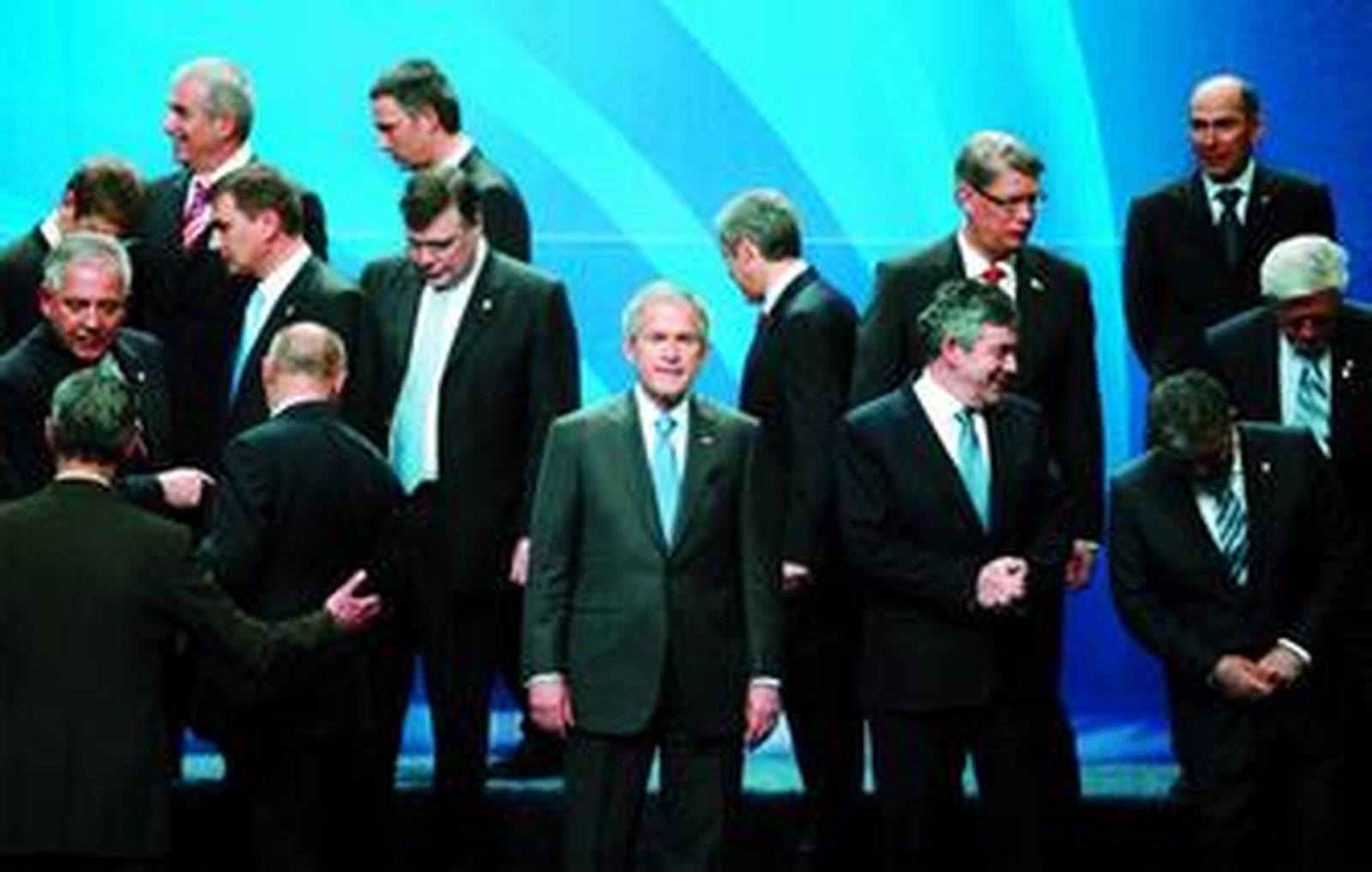 Bush y otros líderes aliados se colocan para la foto de familia de la cumbre de la OTAN en Bucarest.