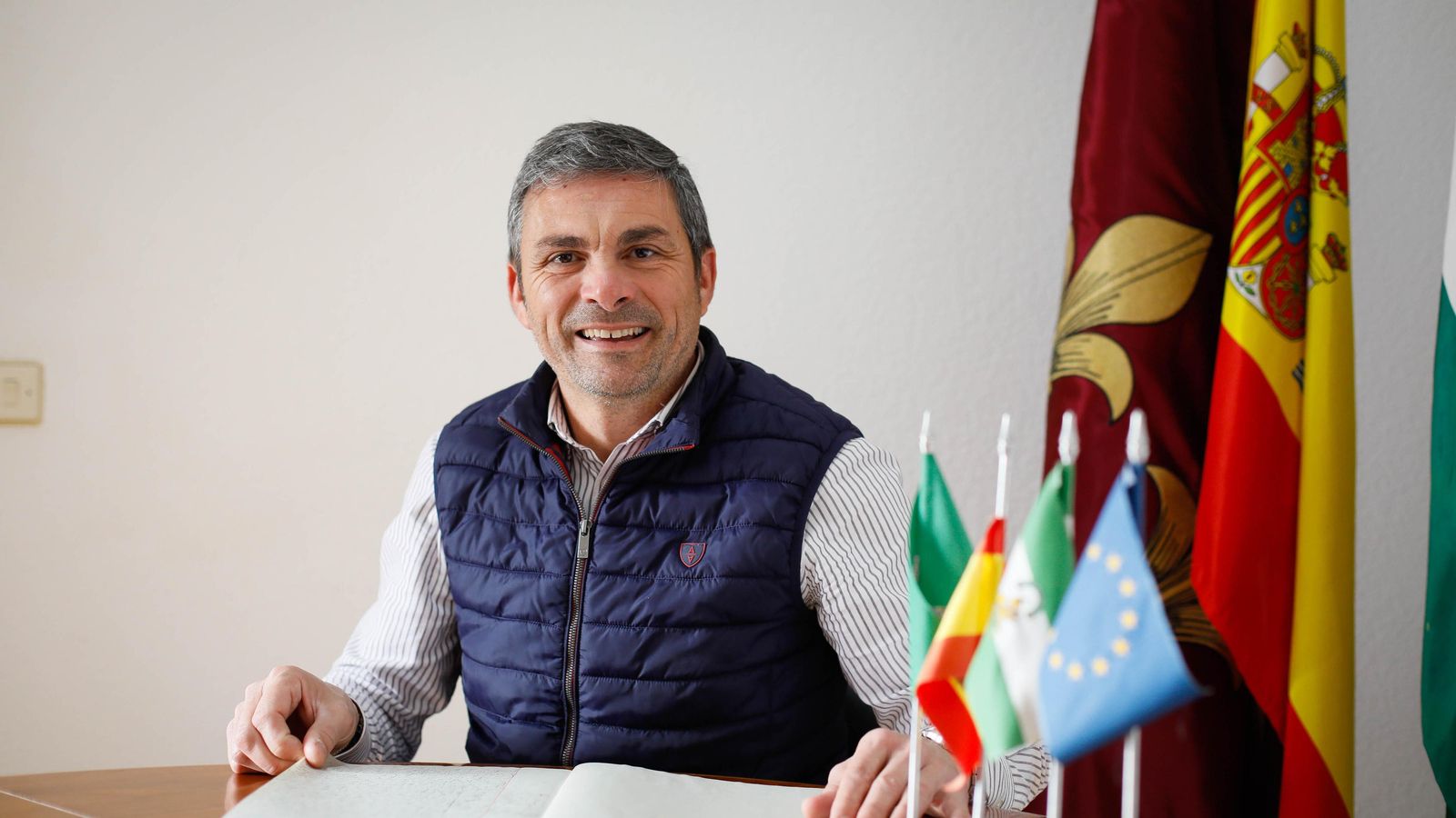 Francisco Reyes hojea el libro de actas de 1924.