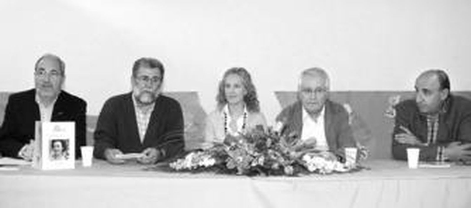 Juan José Ceba, Pedro García, director del colegio La Chanca , Gloria y Alberto Benavides, y Antonio Bonilla durante la presentación del libro homenaje a Basilia Díaz-Otero.
