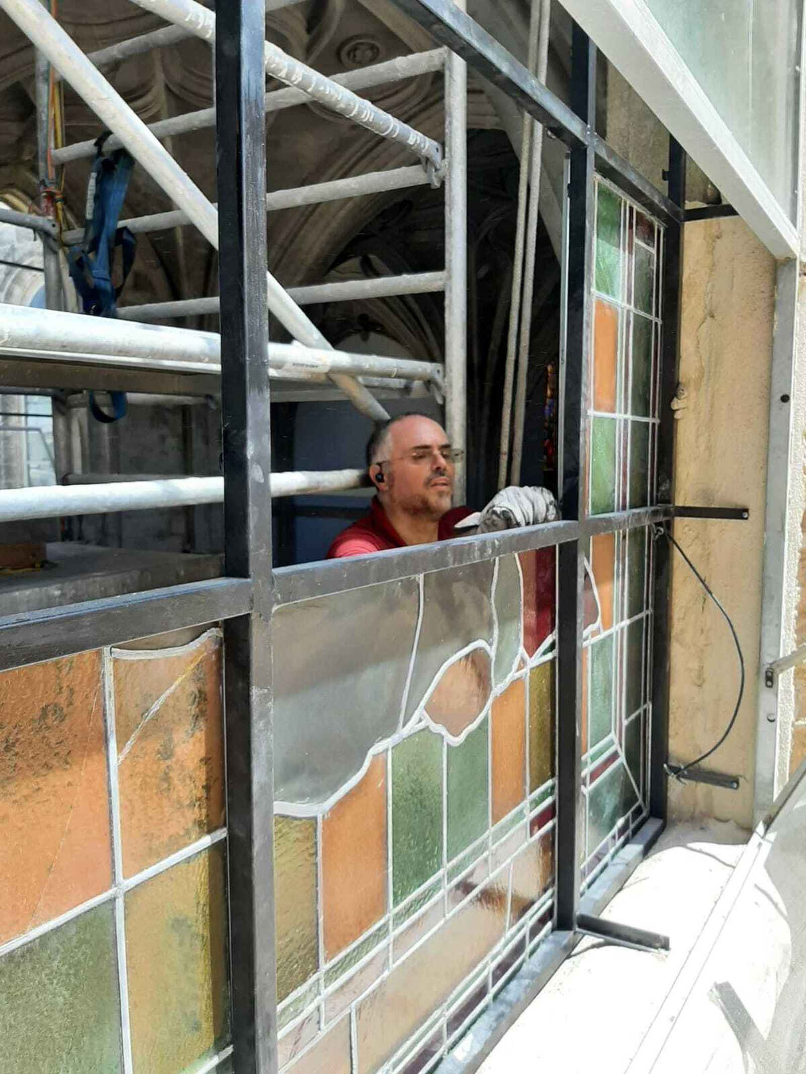 Colocación de una de las vidrieras.