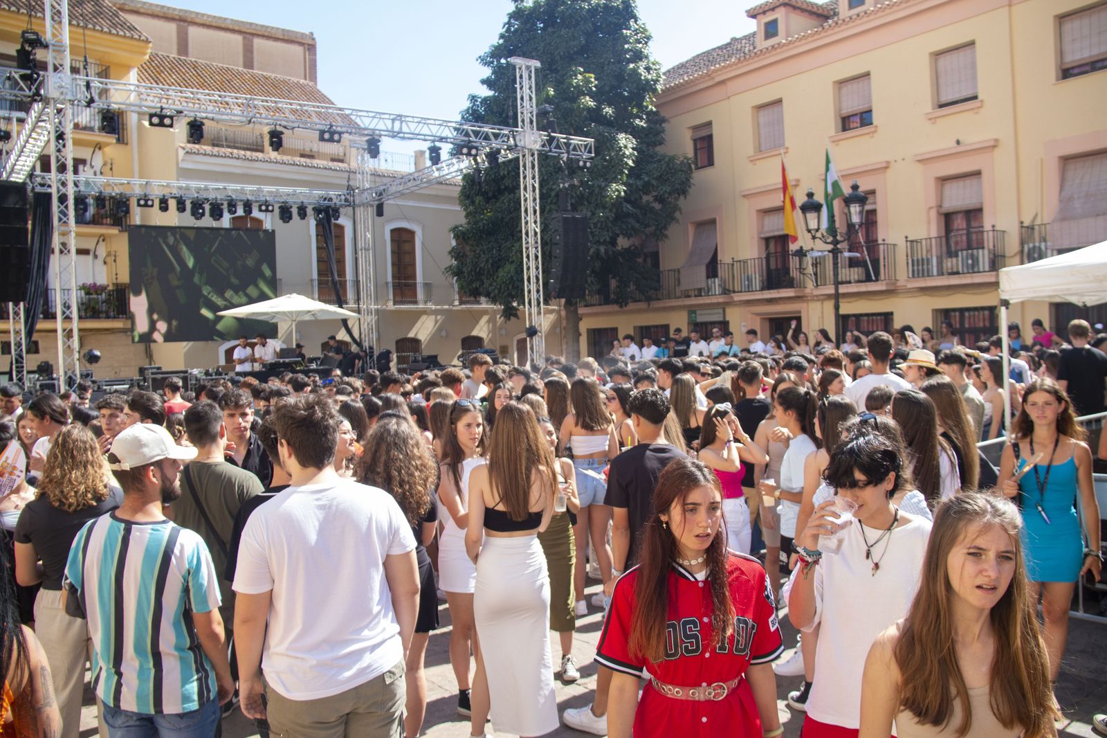 La Costa de Granada celebra y baila al ritmo de las Cruces