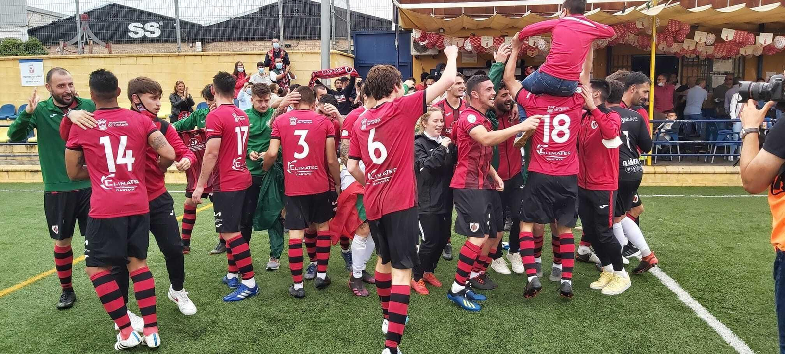 Los jugadores del Cartaya  celebran a lo grande el ascenso de categoría.