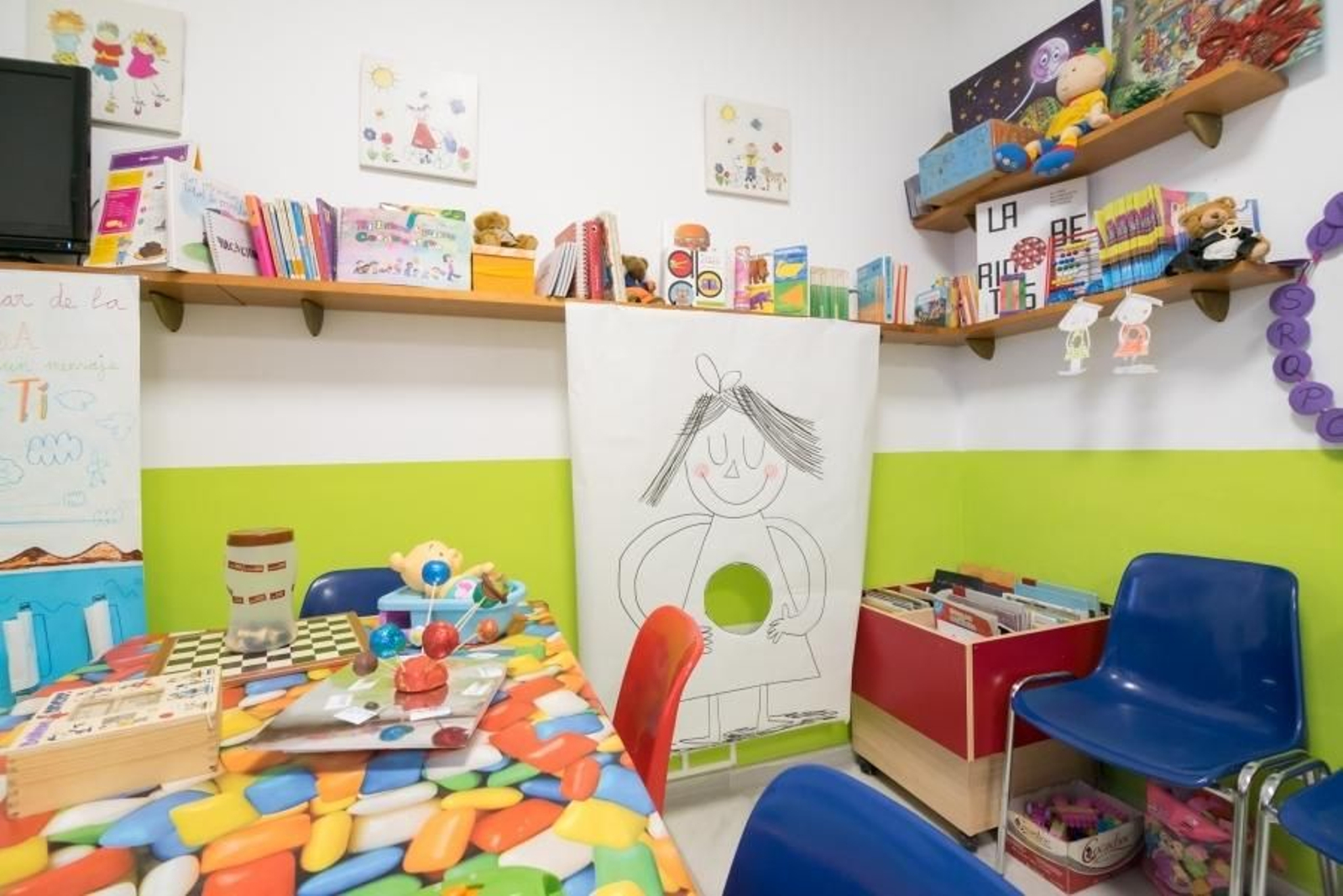 Casi 350 menores acogidos en centros de protección de la Junta en Almería