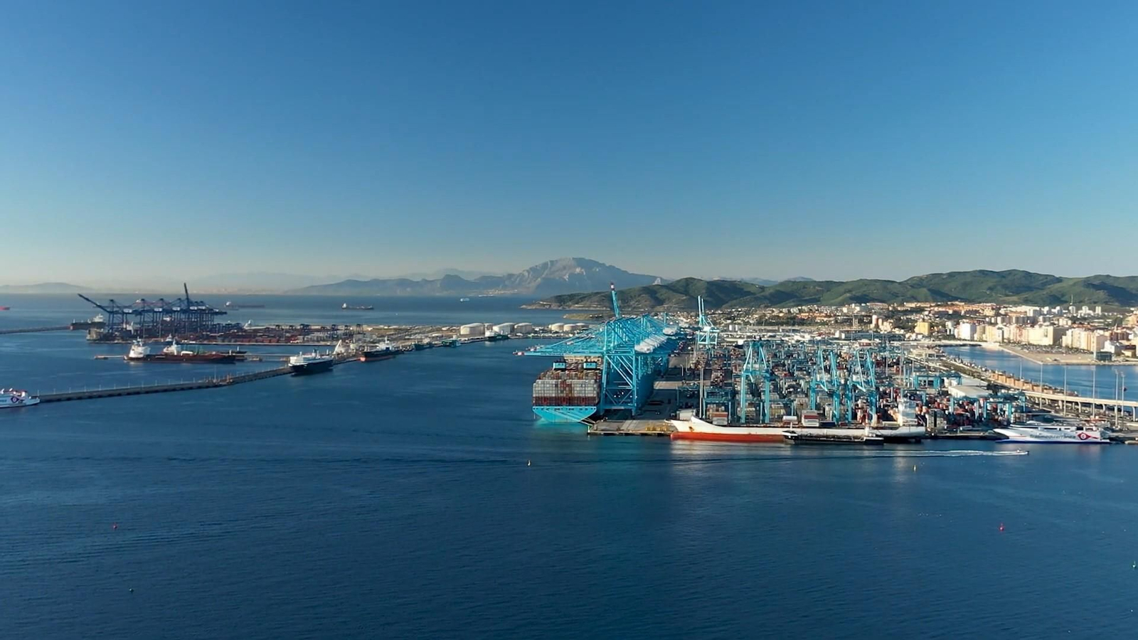 Vista aérea de las terminales de TTI (izquierda) y APM (derecha), en el Puerto de Algeciras