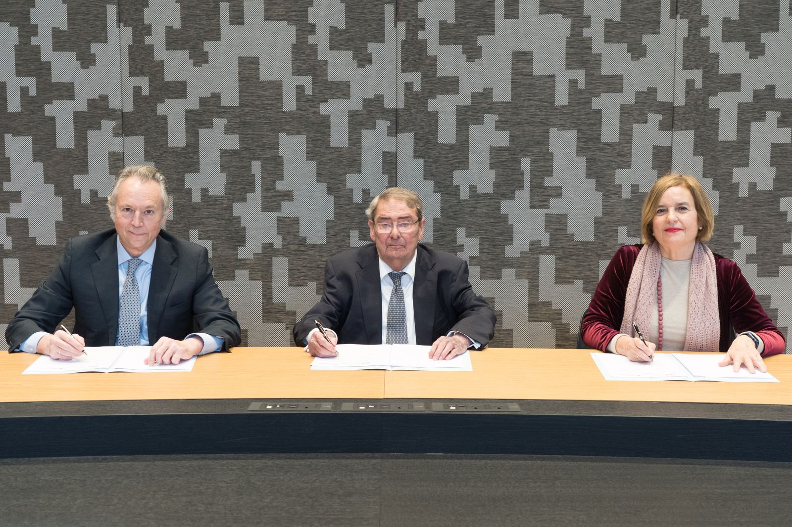 De izquierda a derecha: José Joly, presidente de AMI, Alejandro Echevarría, presidente de la FAEB, y Begoña Etxebarria, directora de NSF