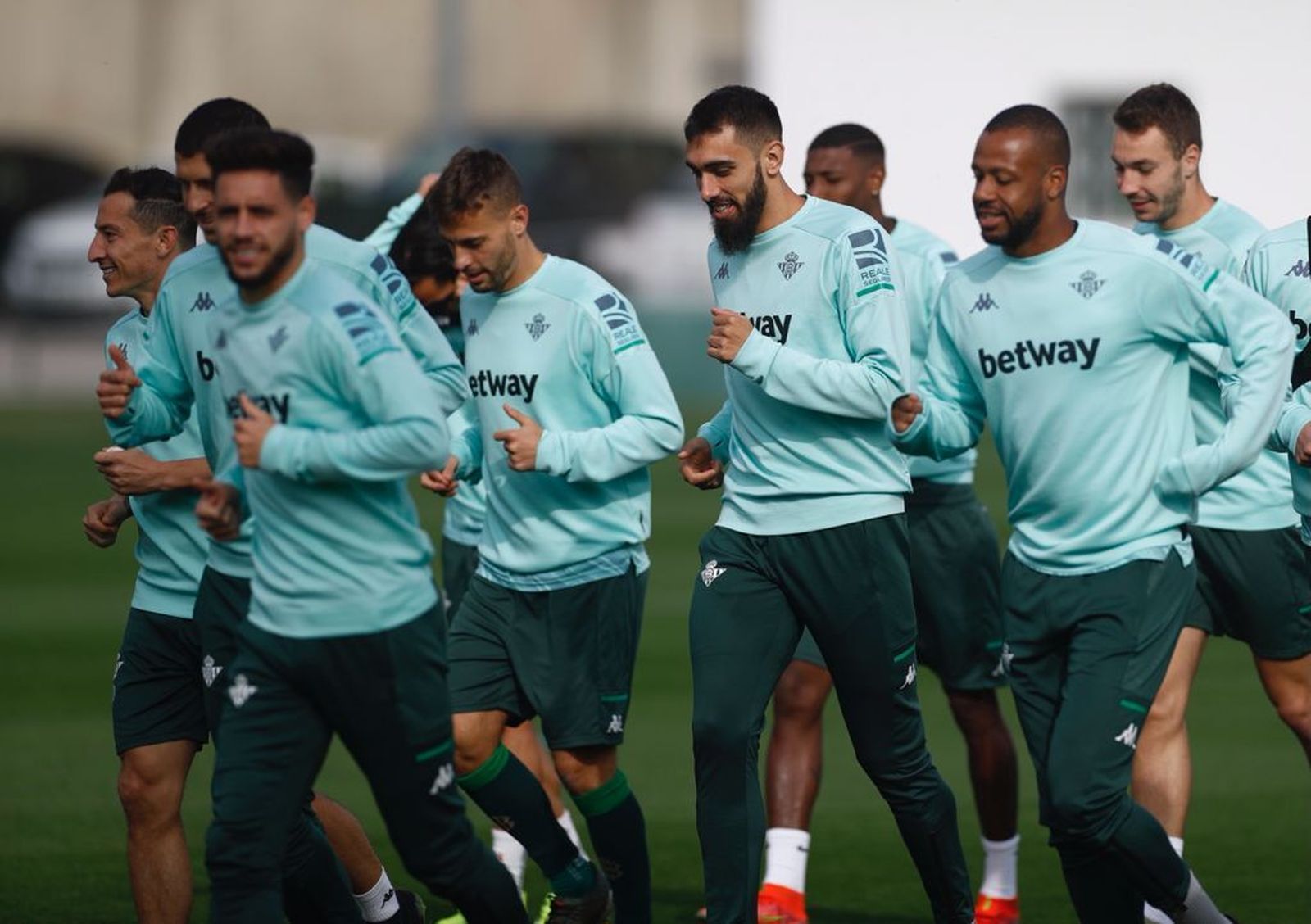 Borja Iglesias hace carrera continua con sus compañeros en la sesión de este jueves.