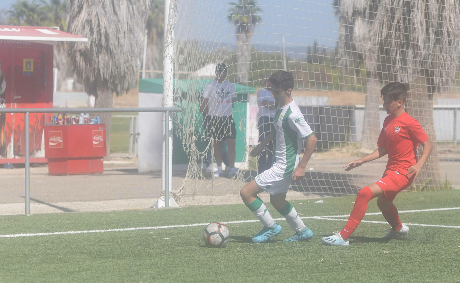 Un jugador del Córdoba se lleva el esférico con la presión de un jugador del Sevilla.