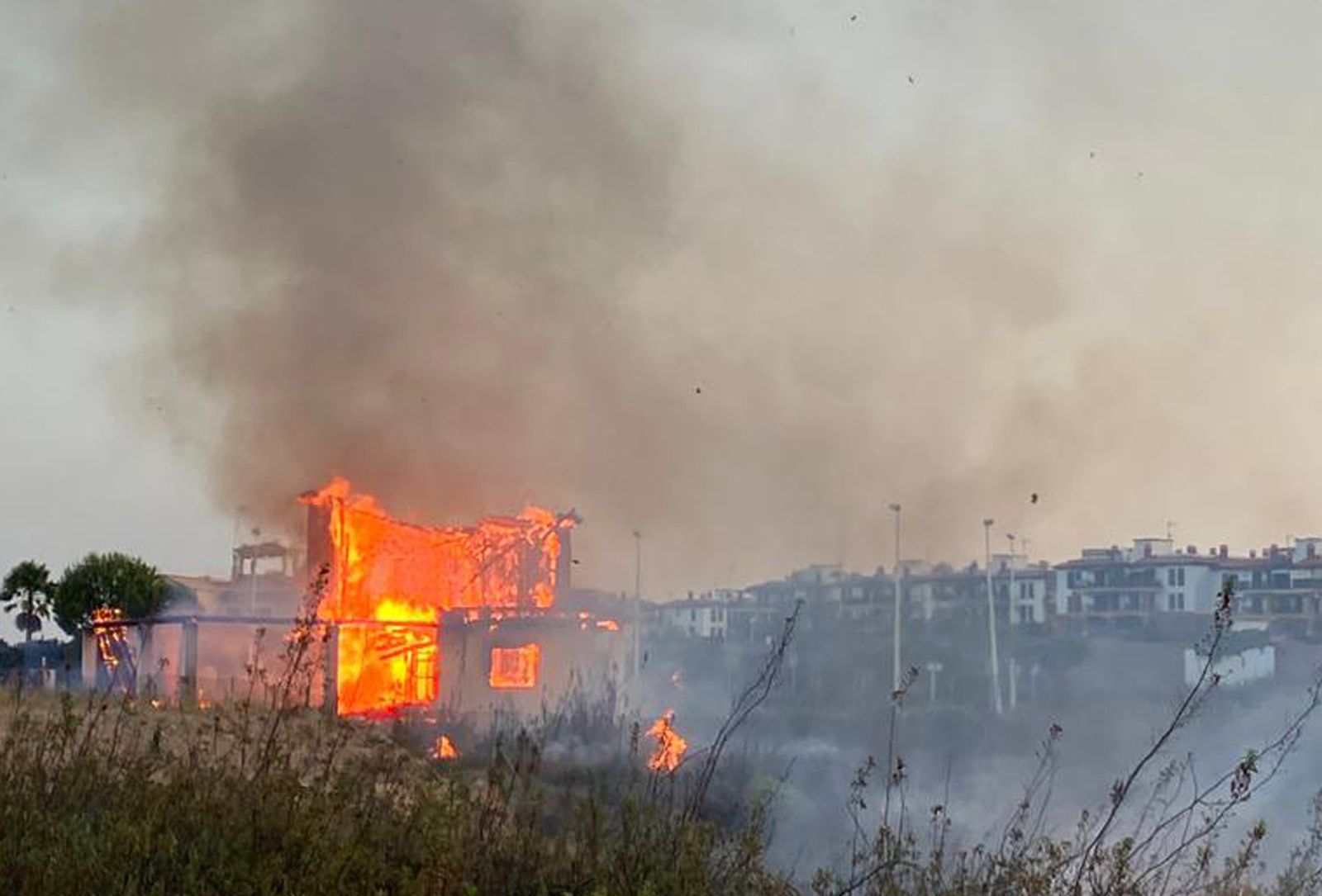 El incendio de Costa Esuri se originó en cuatro puntos distintos y ha arrasado un chalé habitado