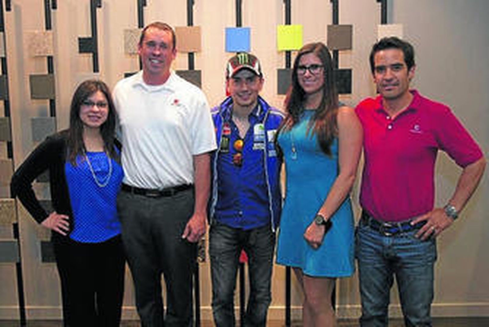 Jorge Lorenzo, en el centro, durante su visita al Cosentino Center de Austin.