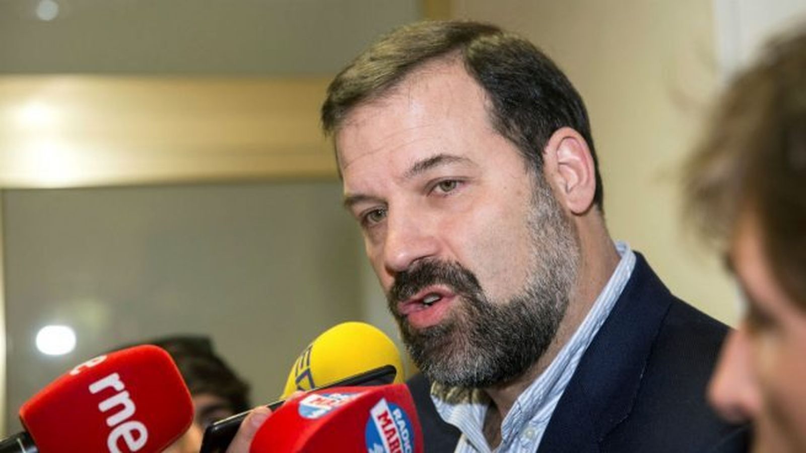 Alfonso Reyes hablando para los medios de comunicación.