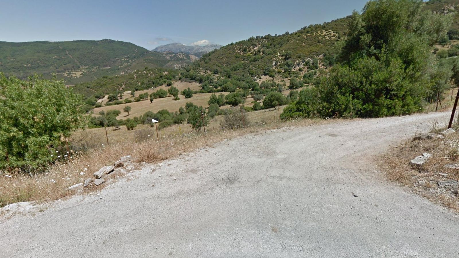 La bajada la tenemos que hacer campo través. Salimos de la carretera justo por una horquilla que hace.