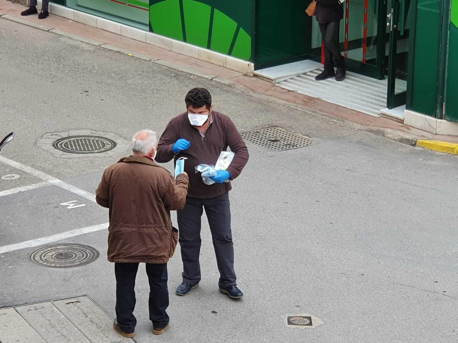 El alcalde de Fiñana repartiendo mascarillas en la calle.