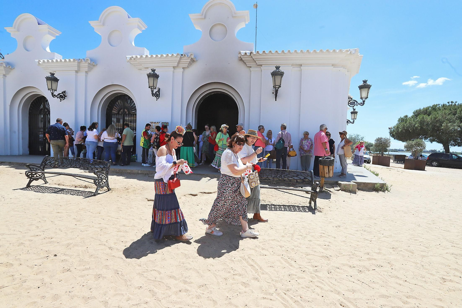 Ambiente en la aldea del Rocío en la mañana de domingo