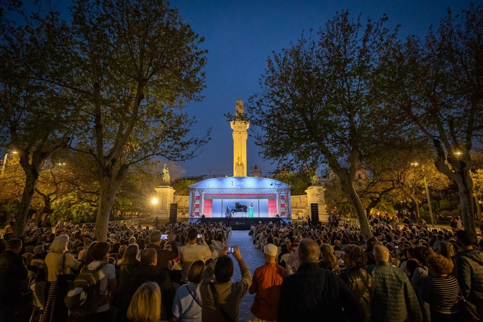 Todas las imágenes de la Carroza del Teatro Real en Cádiz