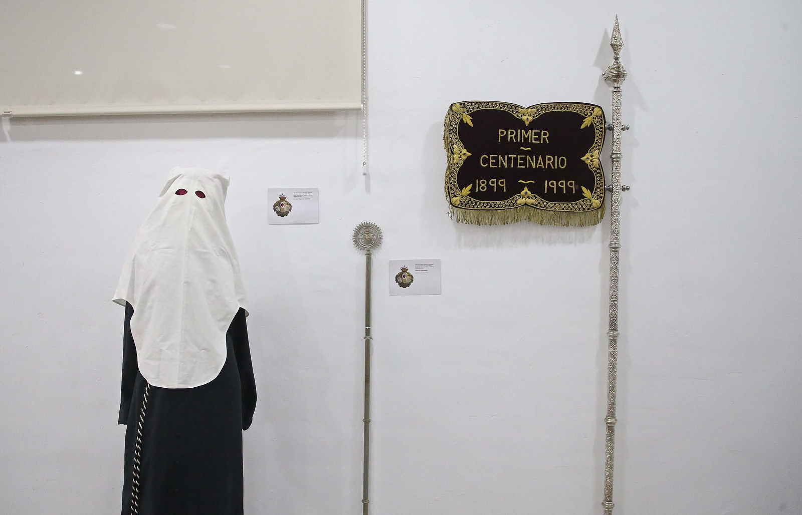 Fotos de la exposición de enseres cofrades en La Línea