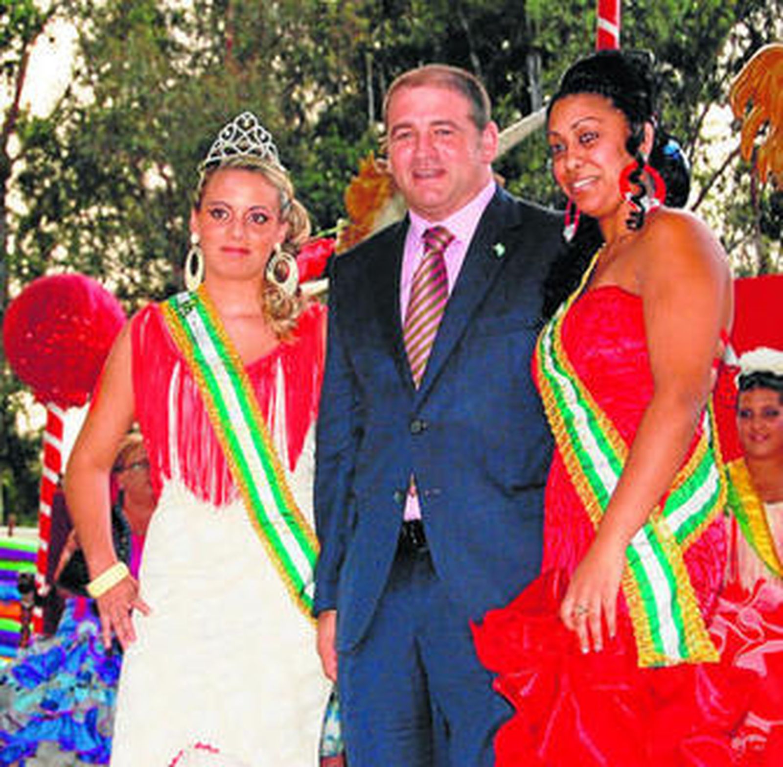 El alcalde, Jorge Romero, en el centro, junto a las reinas de la Feria de este año.