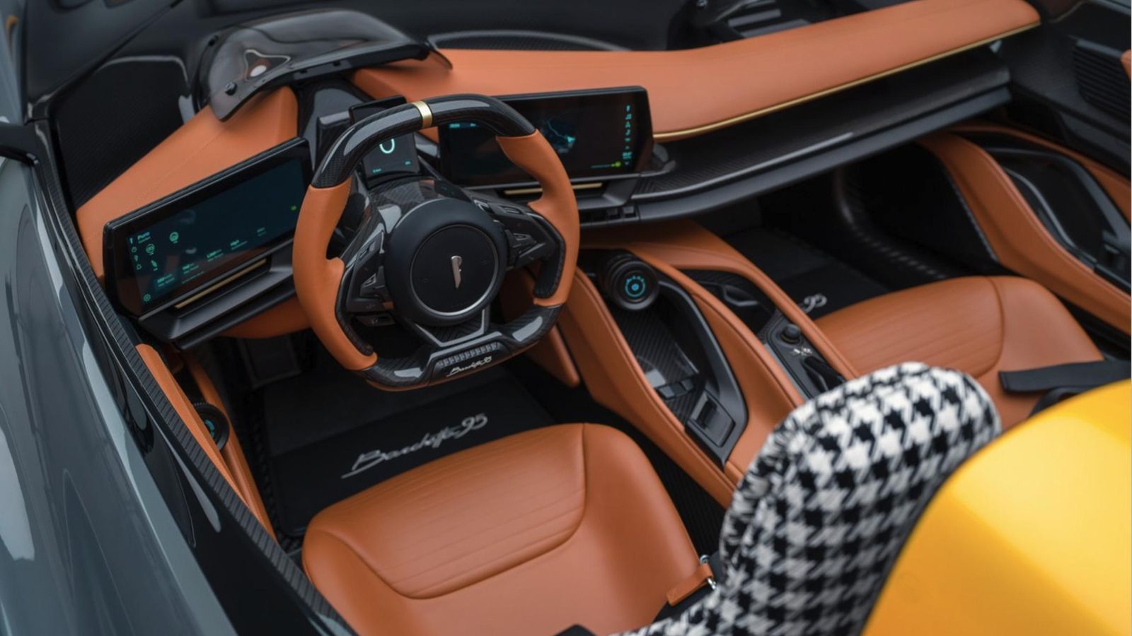 Las tres pantallas se agrupan en torno al conductor. Por encima de la central, como ocurre en el lado del acompañante, hay una pequeña estructura de policarbonato que puede ajustarse para proporcionar una mínima protección a los ocupantes.