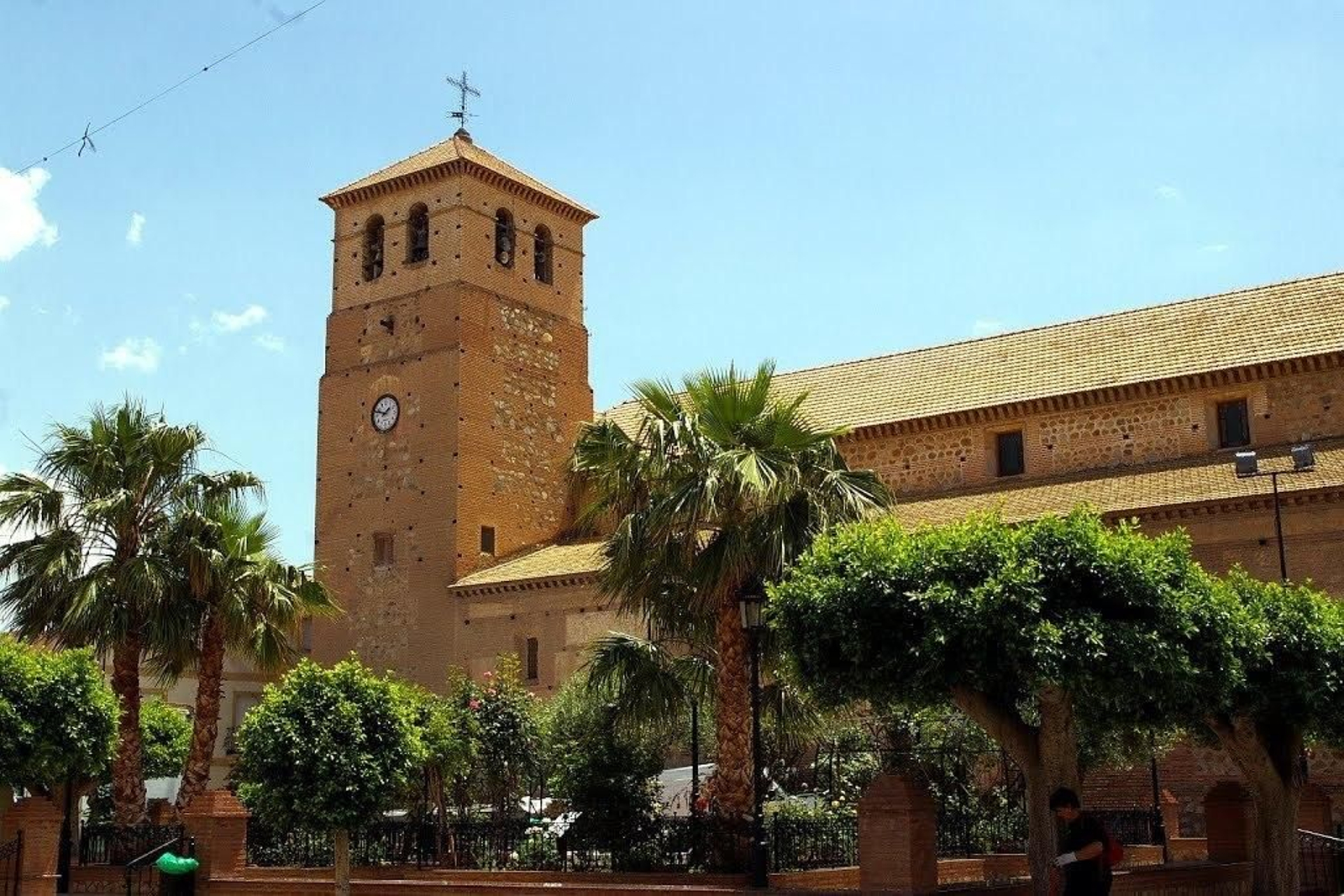 El imponente campanario de la iglesia de Nuestra Señora de la Encarnación marca el 'skyline' de esta localidad de la comarca de los Filabres.
