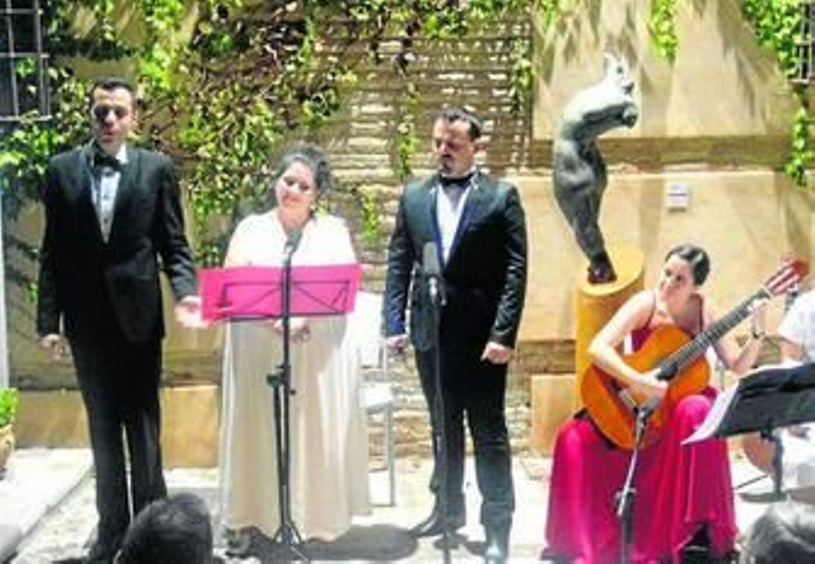 El trío de canto y guitarra llevó a cabo la última actuación del IV Ciclo de Música del Aljibe. El trío de canto y guitarra llevó a cabo la última actuación del IV Ciclo de Música del Aljibe.