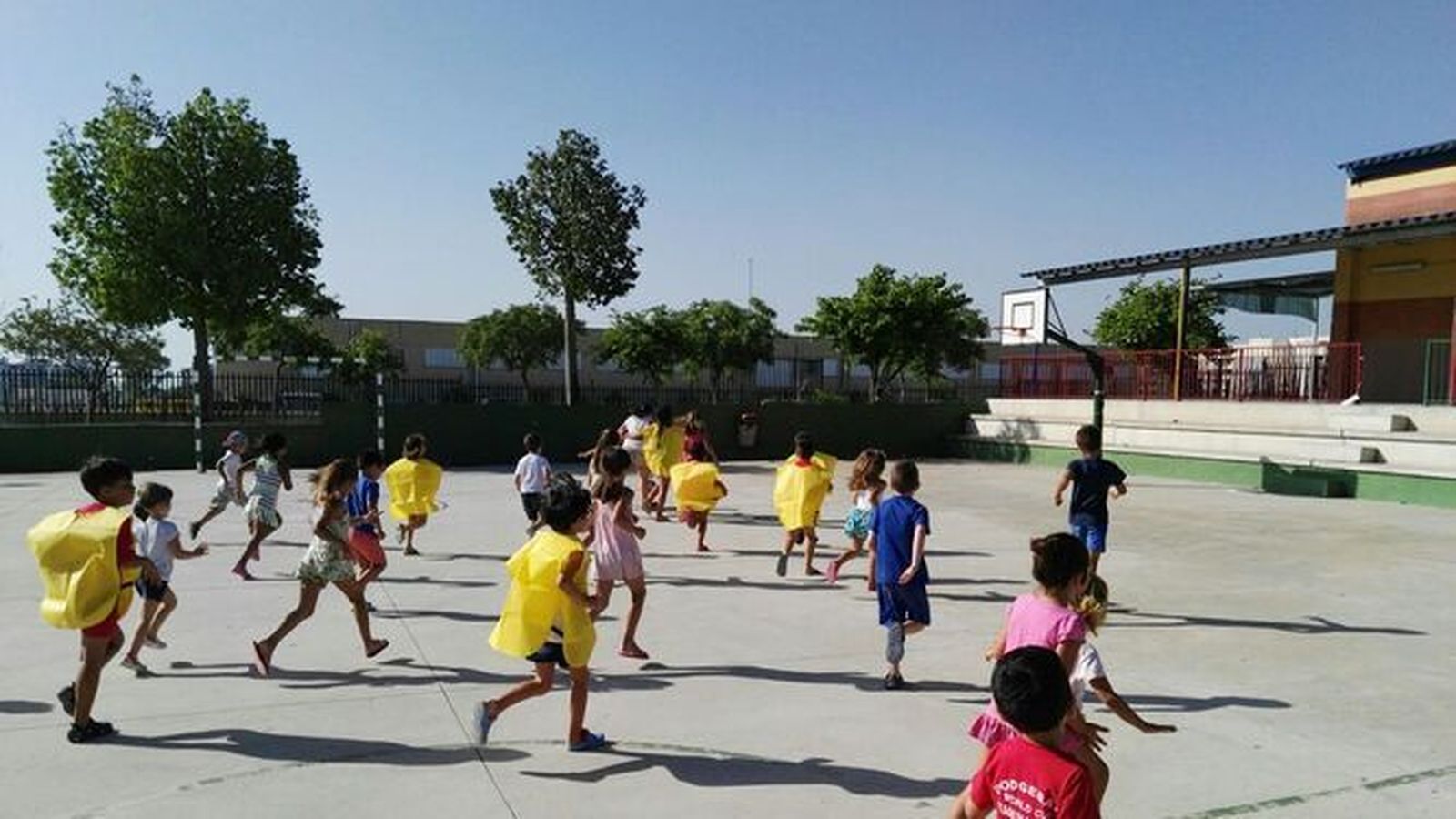 Niños juegan en el patio de un colegio.