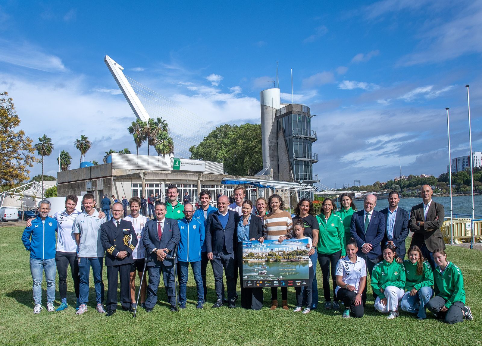 Los asistentes al acto de la presentación de la Regata Sevilla-Betis posan en el CEAR de la Cartuja.