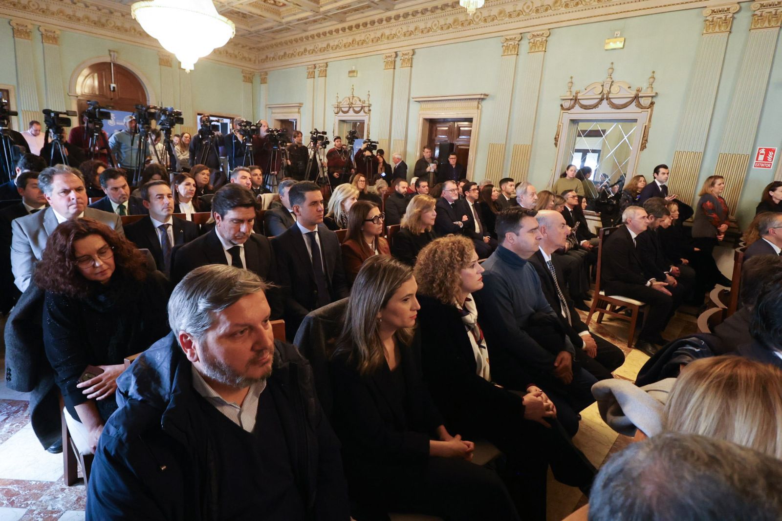 Fotografías del acto de declaración institucional en apoyo a las víctimas del accidente ferroviario de Adamuz y sus familias