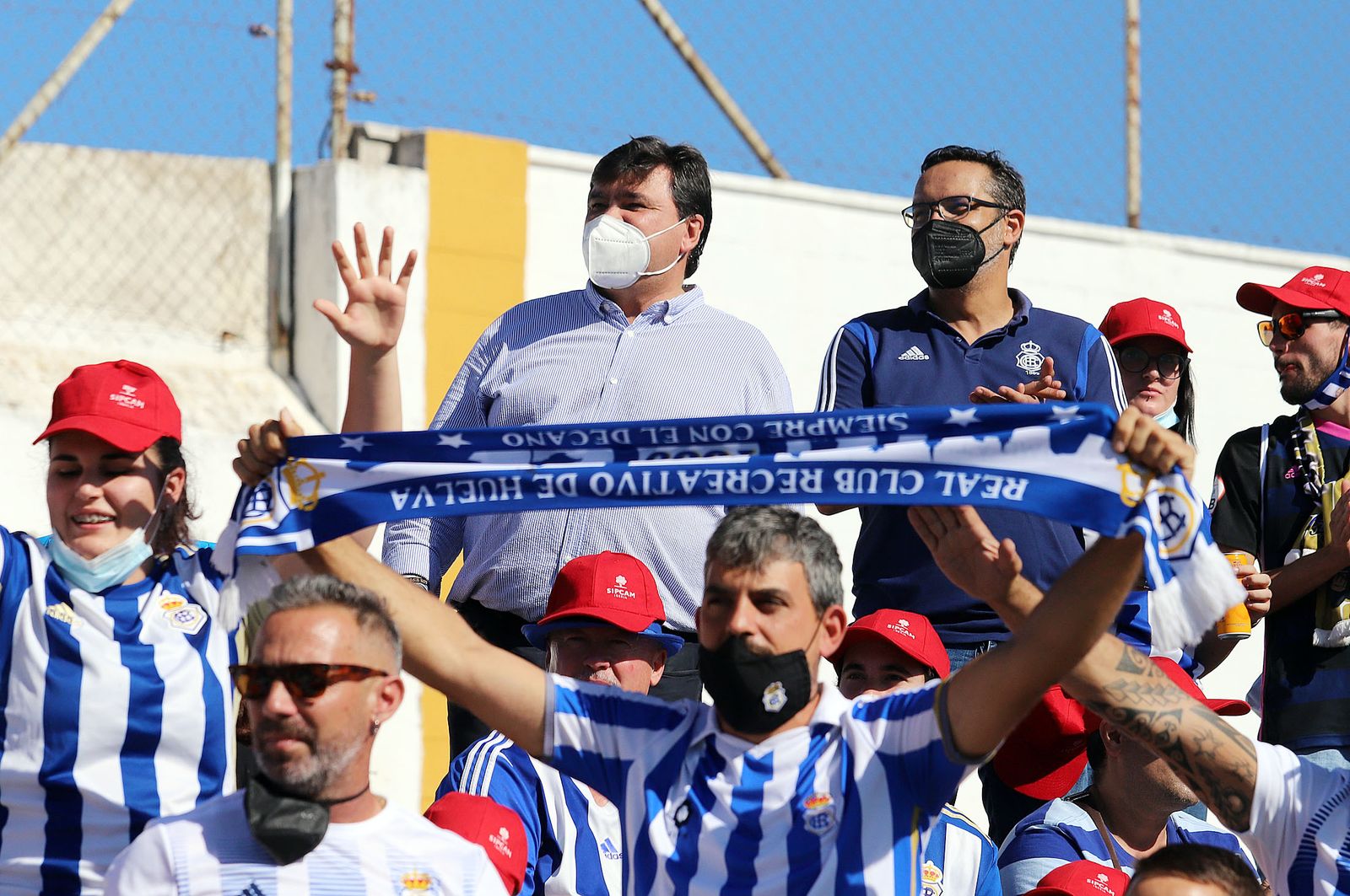 Imágenes de la afición más fiel del Recre en su visita al campo del Antoniano