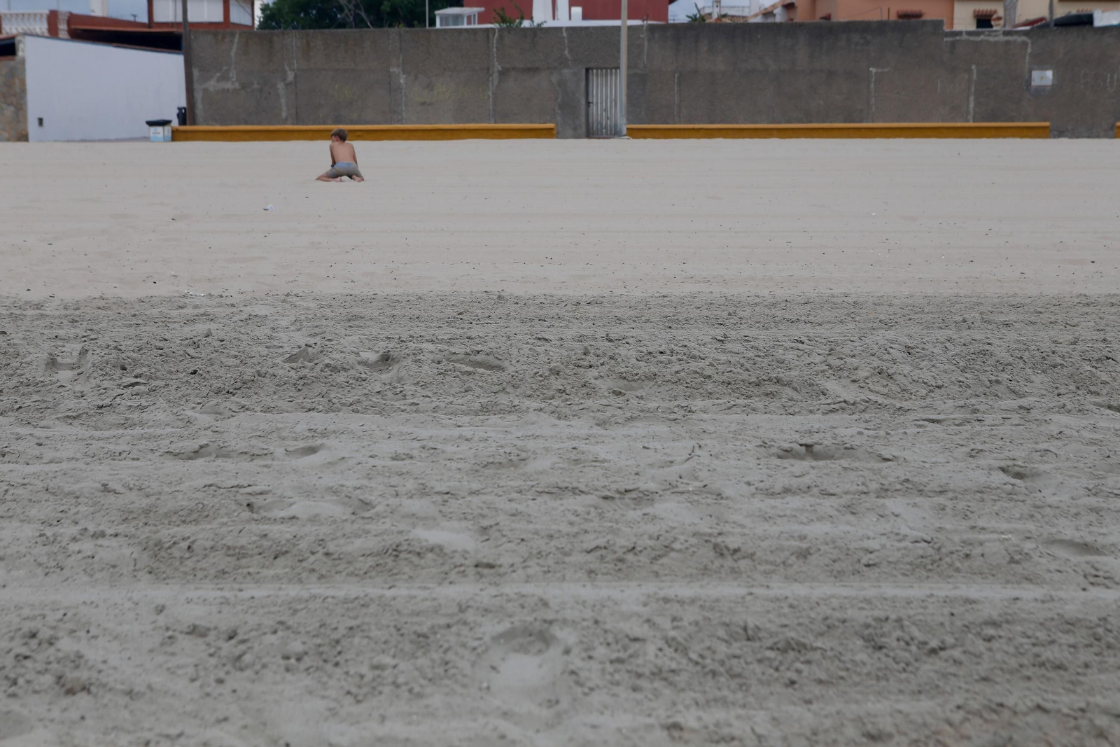 Arena más oscura del trasvase en primer plano, al fondo, la antigua con un niño jugando este viernes. Arena más oscura del trasvase en primer plano, al fondo, la antigua con un niño jugando este viernes.