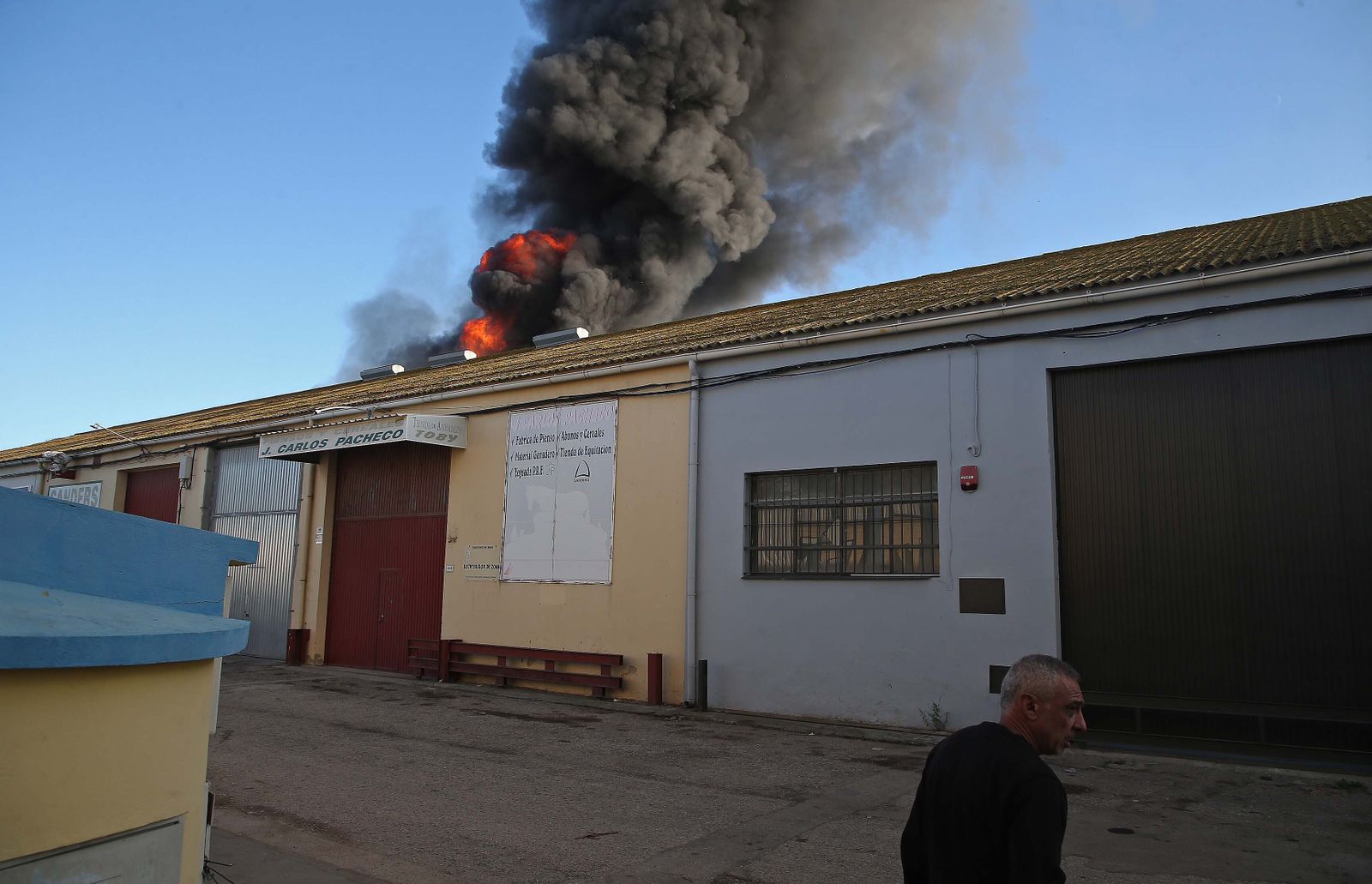Imágenes del incendio de la nave de pinturas del polígono industrial Zabal Bajo en La Línea