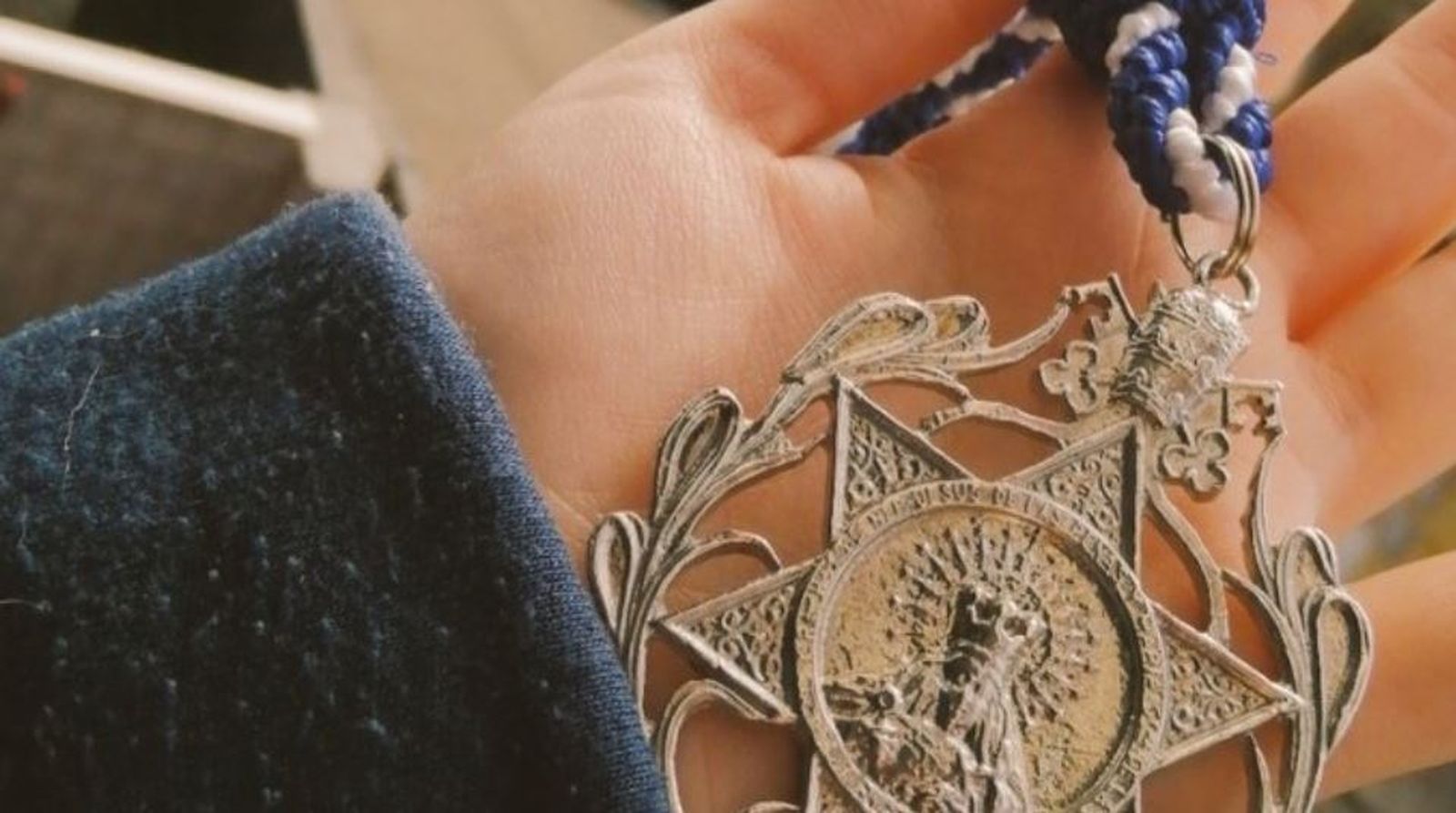 Lucía Pérez agarra su medalla de la Estrella asomada a la ventana