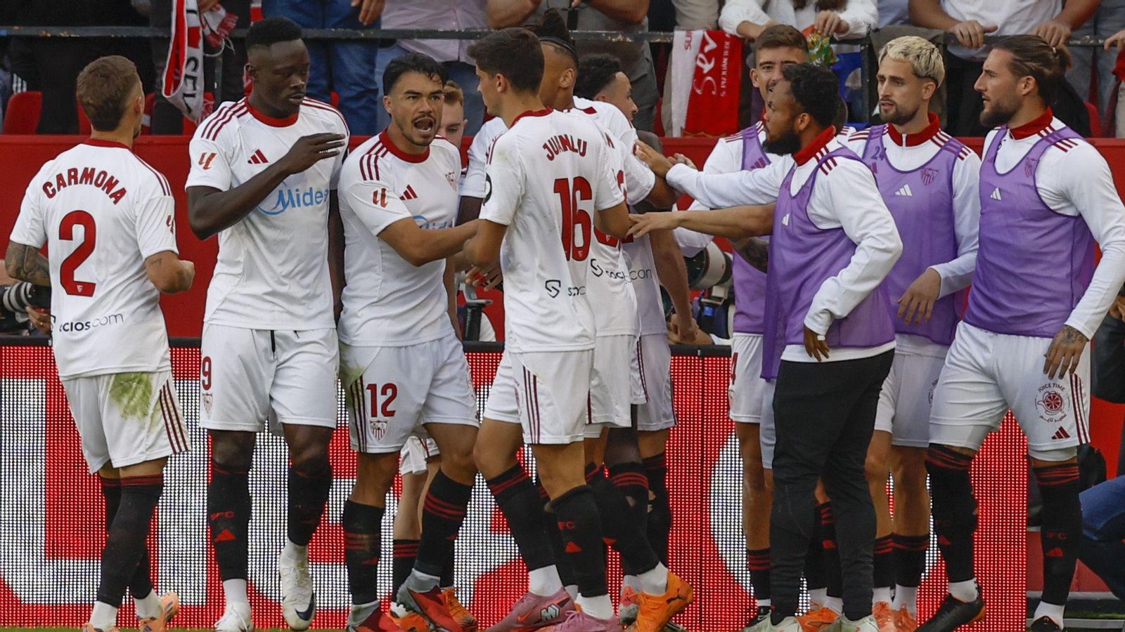 Los jugadores del Sevilla celebran con rabia el gol de penalti de Rubén Vargas.
