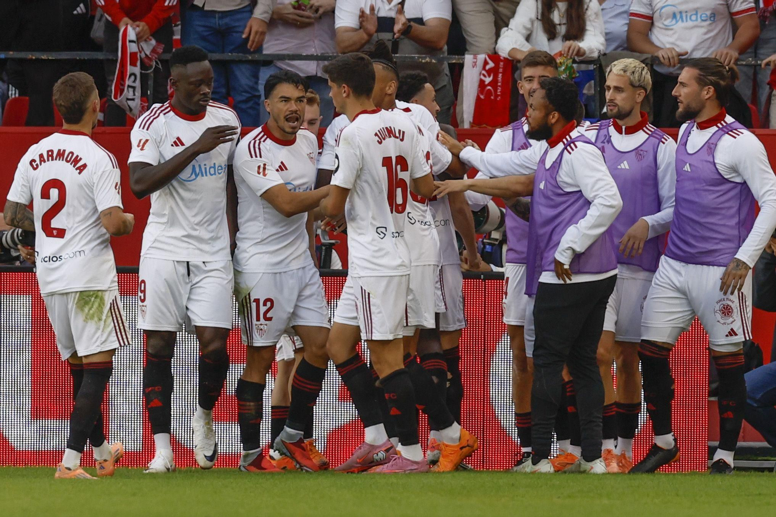 Los jugadores del Sevilla celebran con rabia el gol de penalti de Rubén Vargas.