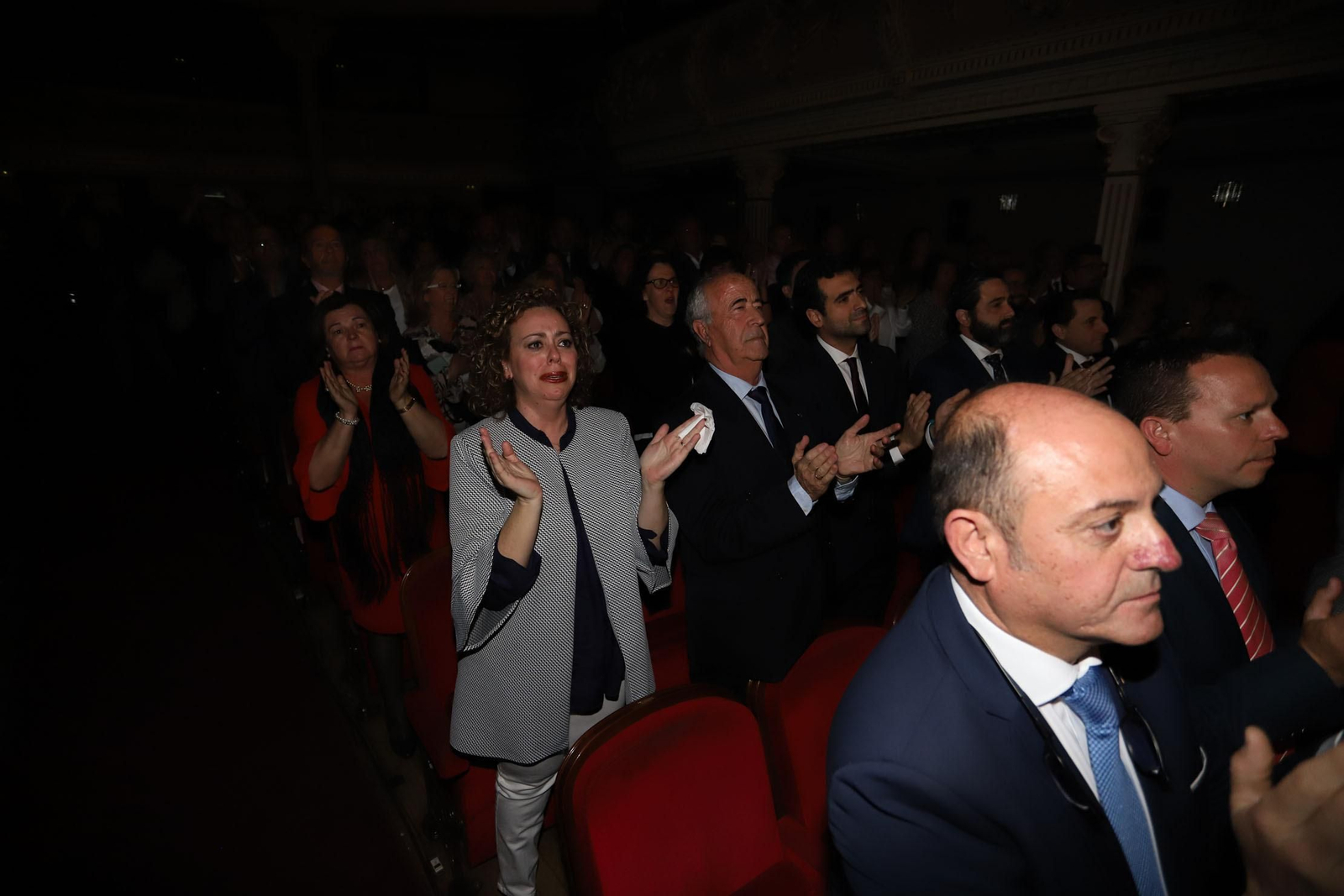 Presentan manto de la Virgen del Amor.