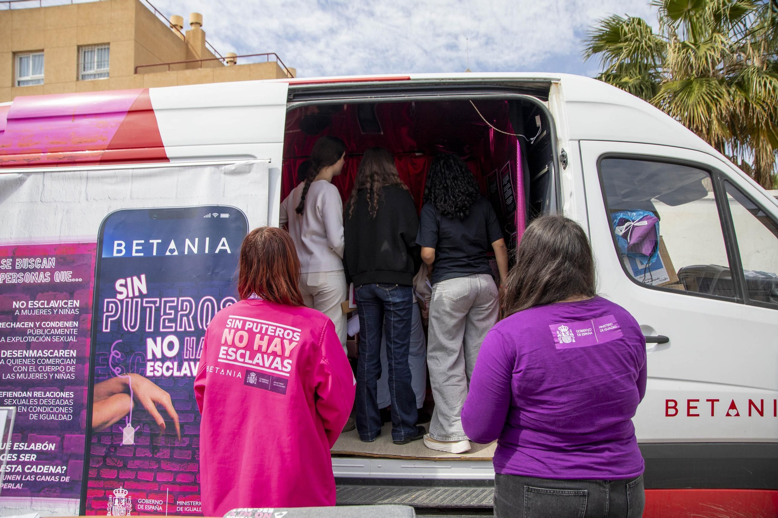 Sensibilización sobre la trata de mujeres en el IES Maestro Padilla de Almería, en imágenes