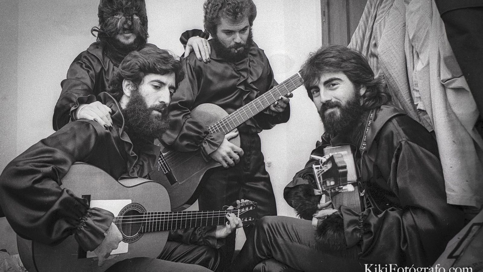 Con la guitarra, primero por la izquierda, junto a El Selu, Juan de Dios Sntana y Manolo El Piojo en 'Hombres lobo' (1986).