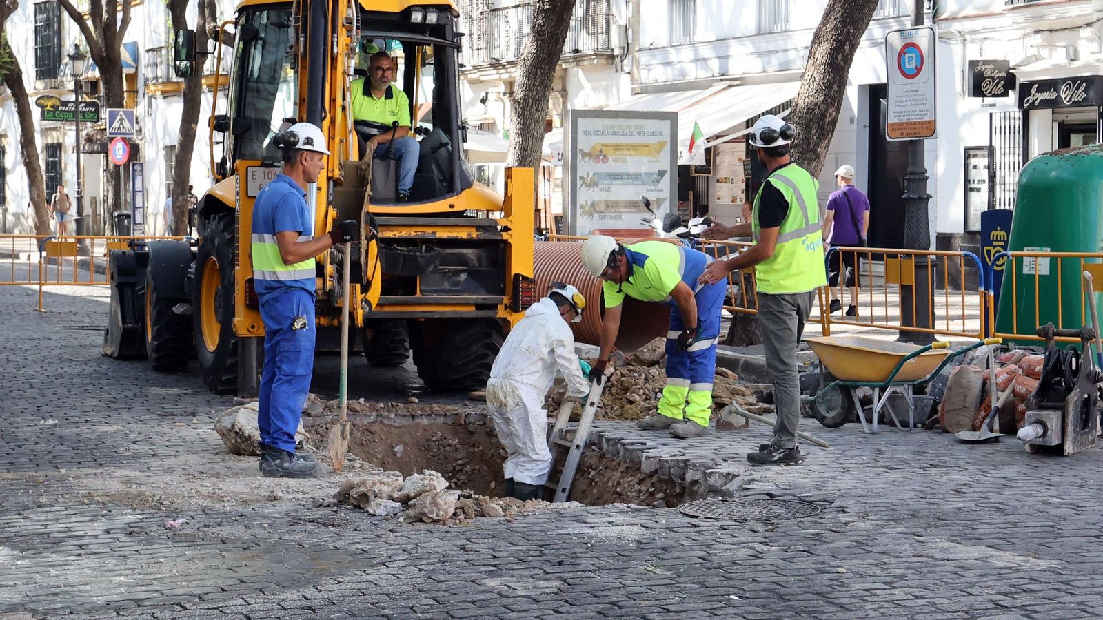Los trabajadores, a primera hora de esta mañana, realizando los trabajos de mejora del saneamiento en la calle Porvera.