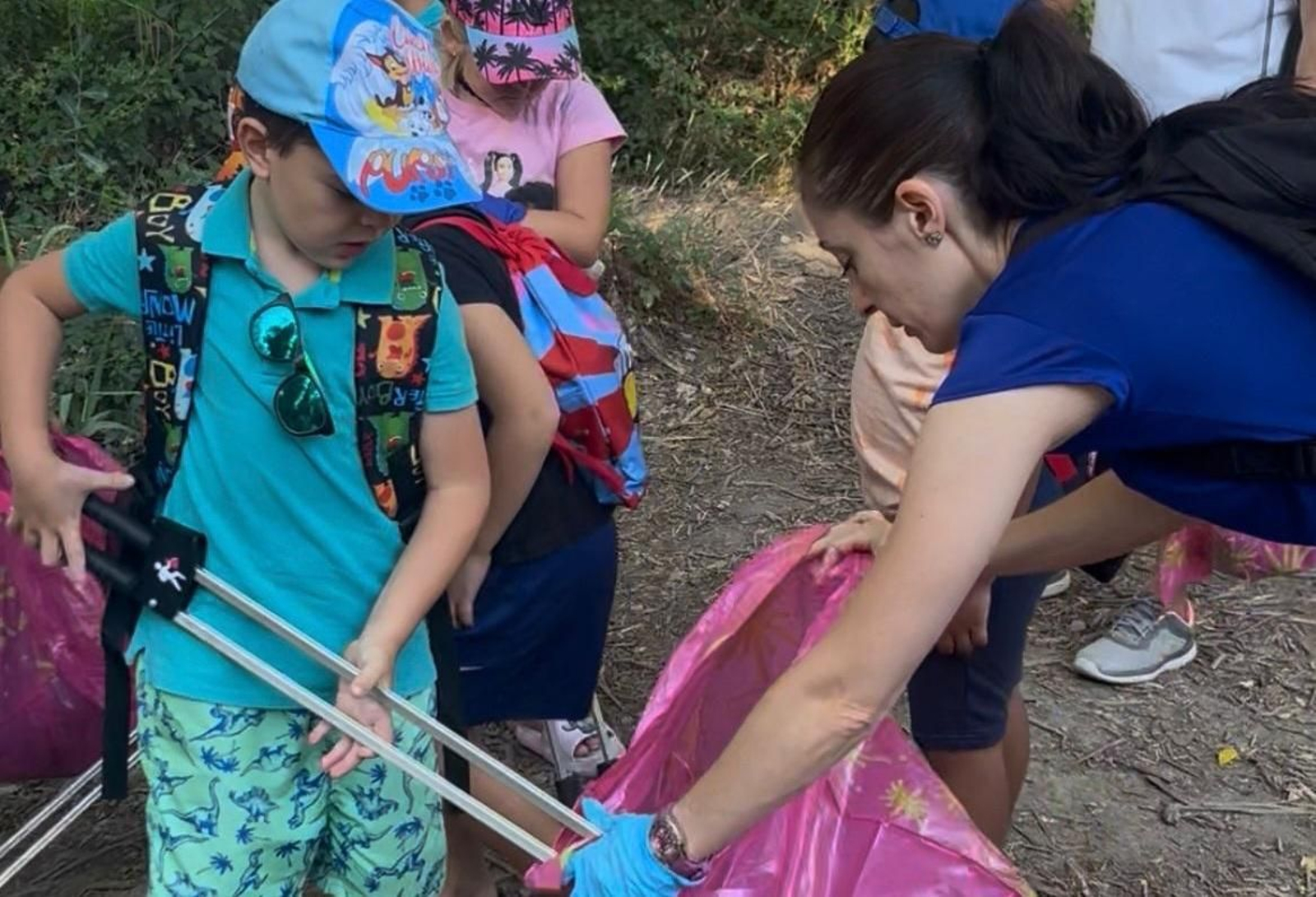 Imagen de uno de los niños durante la limpieza del cauce del Genil