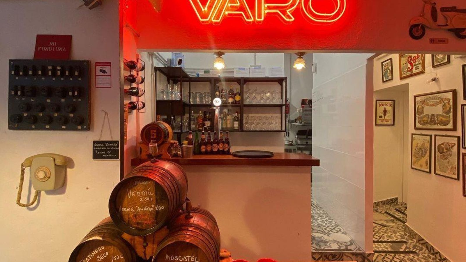 La barra de la taberna Varo. La barra de la taberna Varo.