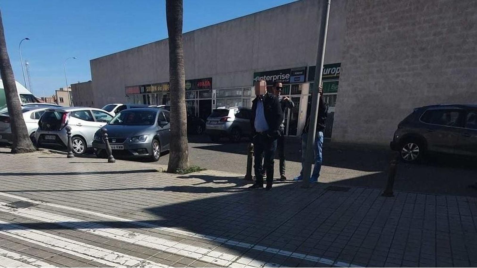 Algunos de los taxistas piratas que trabajan en la estación.