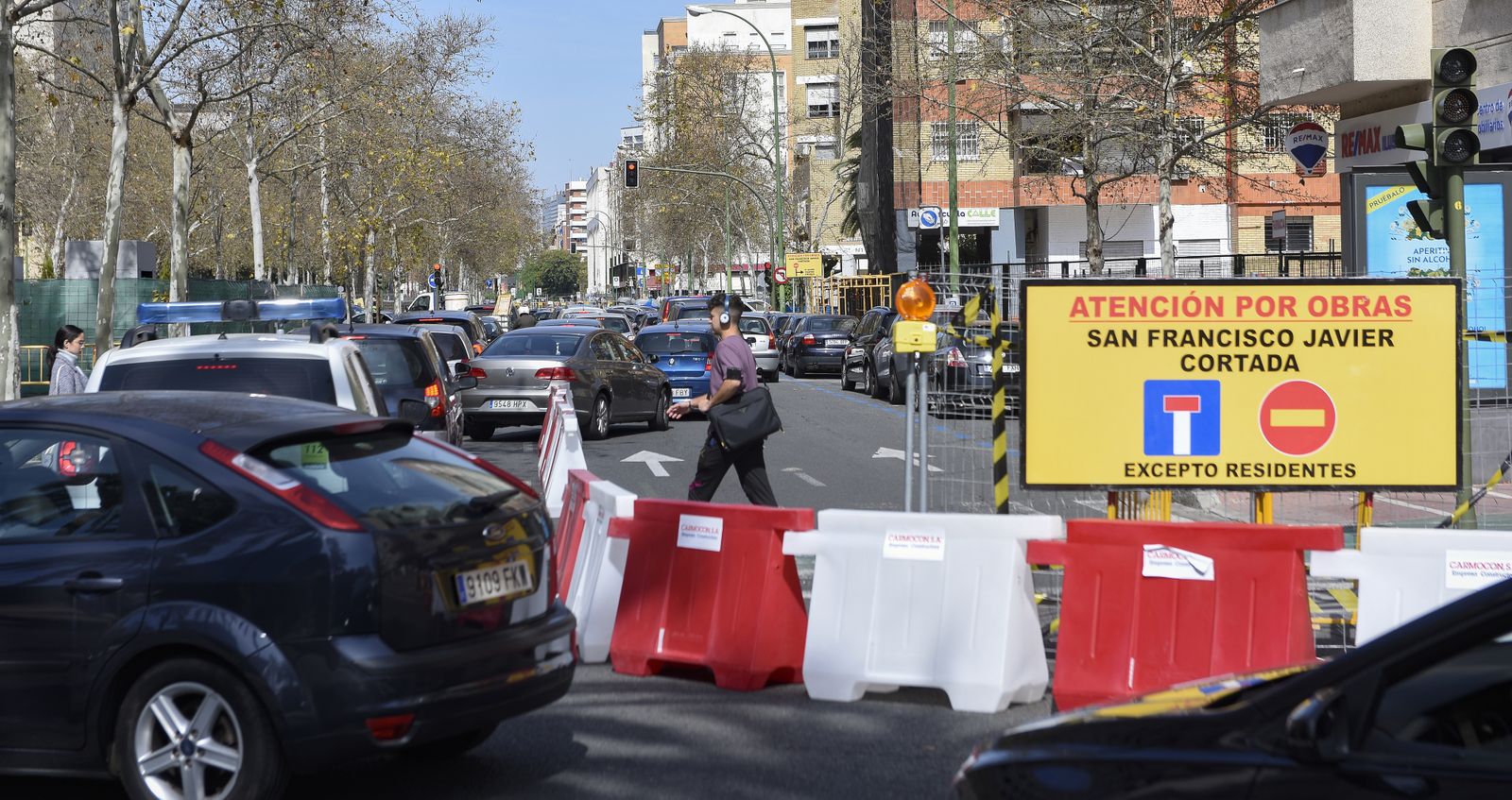 El Corte de tráfico en San Francisco Javier y Ramón y Cajal para la obra del tranvía.