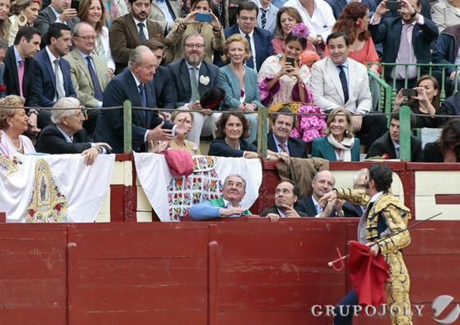 Padilla brindó el primero de la tarde a Don Juan Carlos.

Foto: Miguel Angel Gonzalez