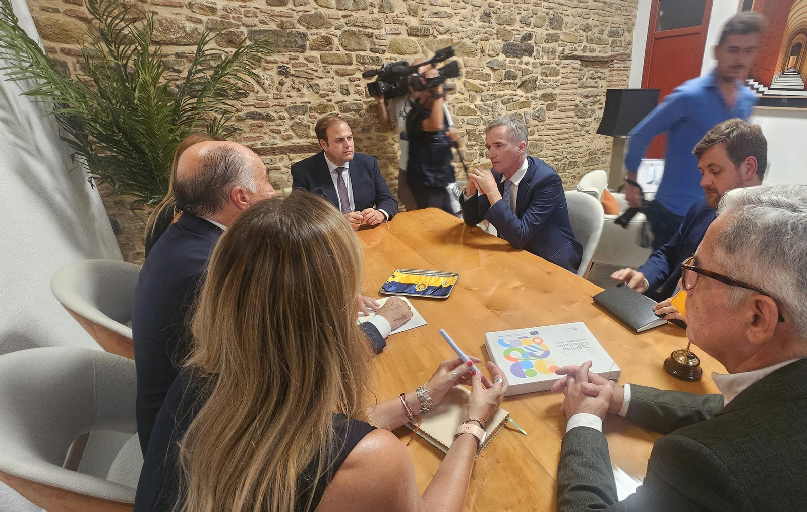 Las fotografías de la visita del embajador británico en España, sir Alex Ellis, al Ayuntamiento de Algeciras