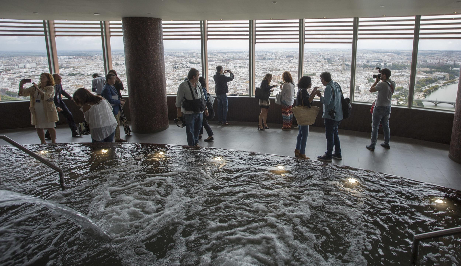 La visita a la planta con spa de la Torre Sevilla, en imágenes