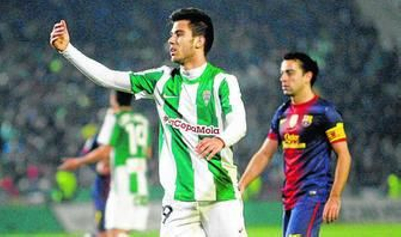 Fede Vico gesticula junto a Xavi durante el encuentro de la Copa del Rey ante el Barcelona.